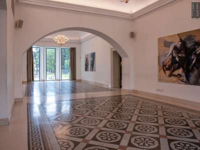 Superiamo l�ampio e luminoso salone centrale, abbellito con moderne tele di Carlo Fusca...
